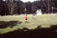 Fussballspiel auf dem Parksportplatz mit Sprecherturm im Hintergrund